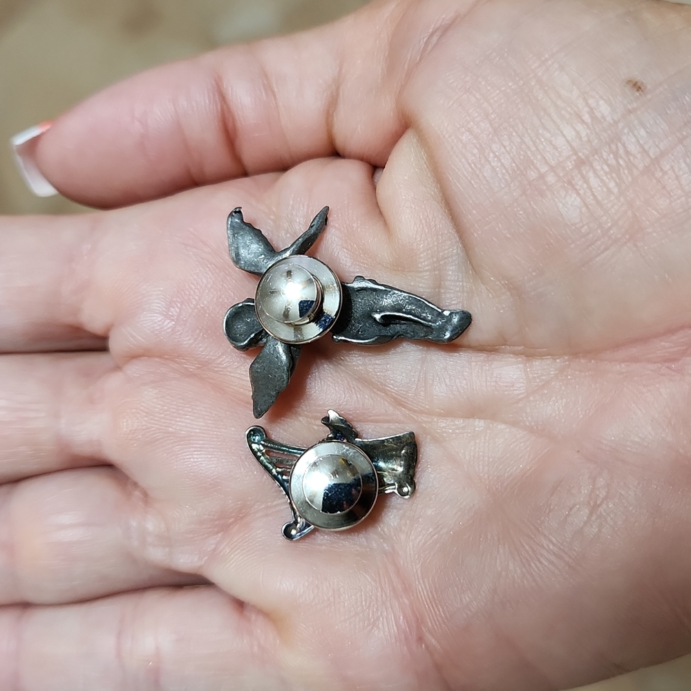 Pair Of Pewter Angel Clutch Pins - Picture 2 of 4